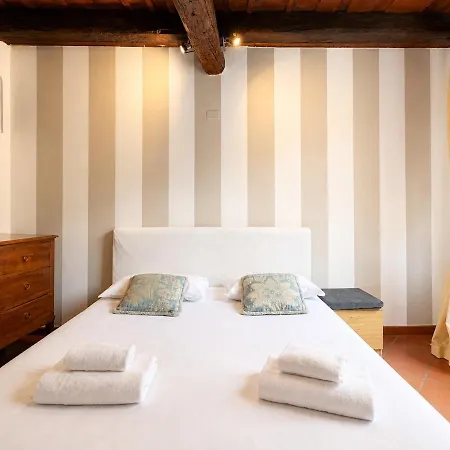 Ai Piedi Del Castello / 4pl / Apt. Full شقة فيرونا